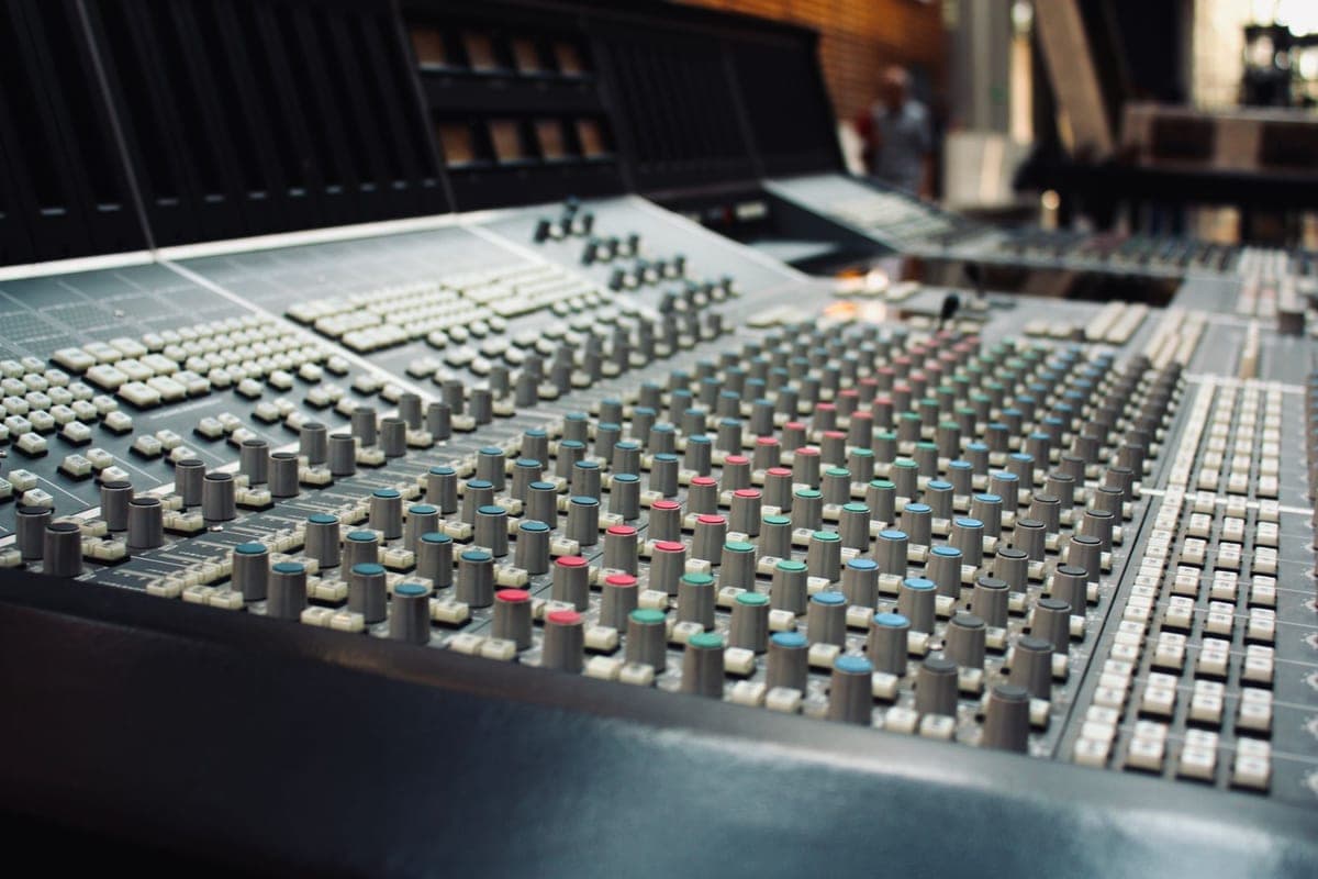 Best AI Music & Audio Generators in 2026: Suno vs Udio vs Soundraw β featured image