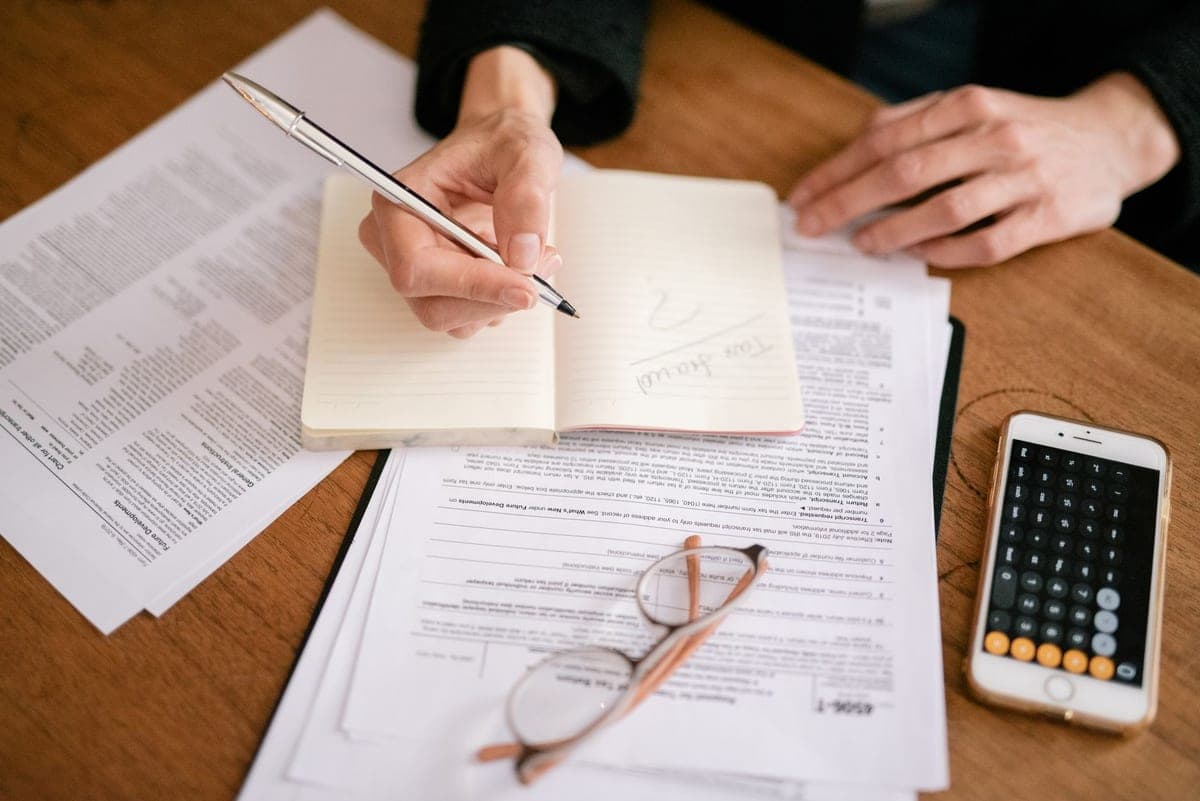 How to Get a Remote US Job From Abroad Legally in 2026 (W-8BEN, EOR & Tax Setup) – featured image