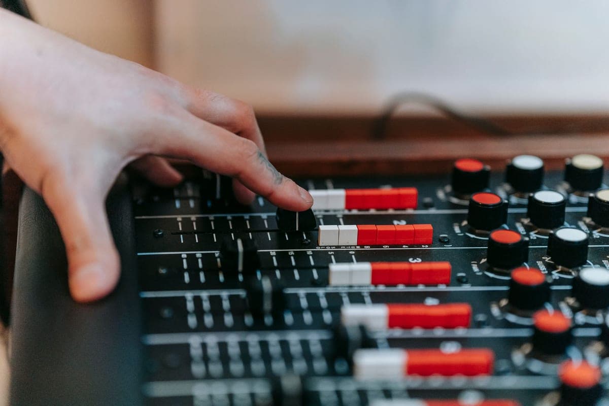 How to Make Money Transcribing Audio in 2026 (Medical, Legal & AI Audits) – featured image