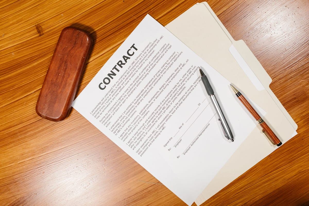 How to Win Fixed-Price vs Hourly Contracts on Upwork in 2026: Strategy Guide – featured image