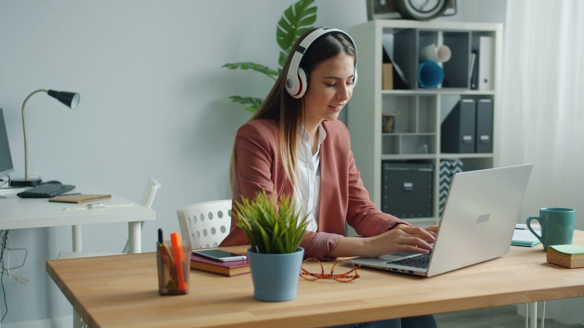 Featured image for Online Writing Career Path 2026: $0 to $10K Full Guide