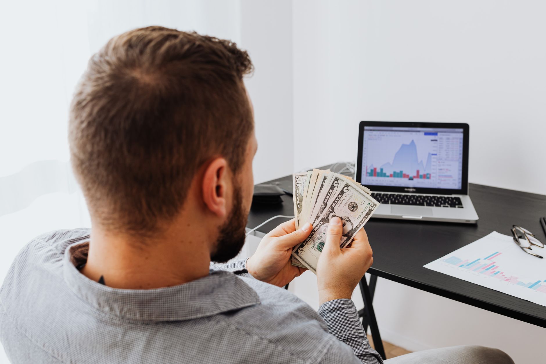 Featured image for How to Earn $100 Per Day Online in 2026 (Realistic Daily Blueprint)
