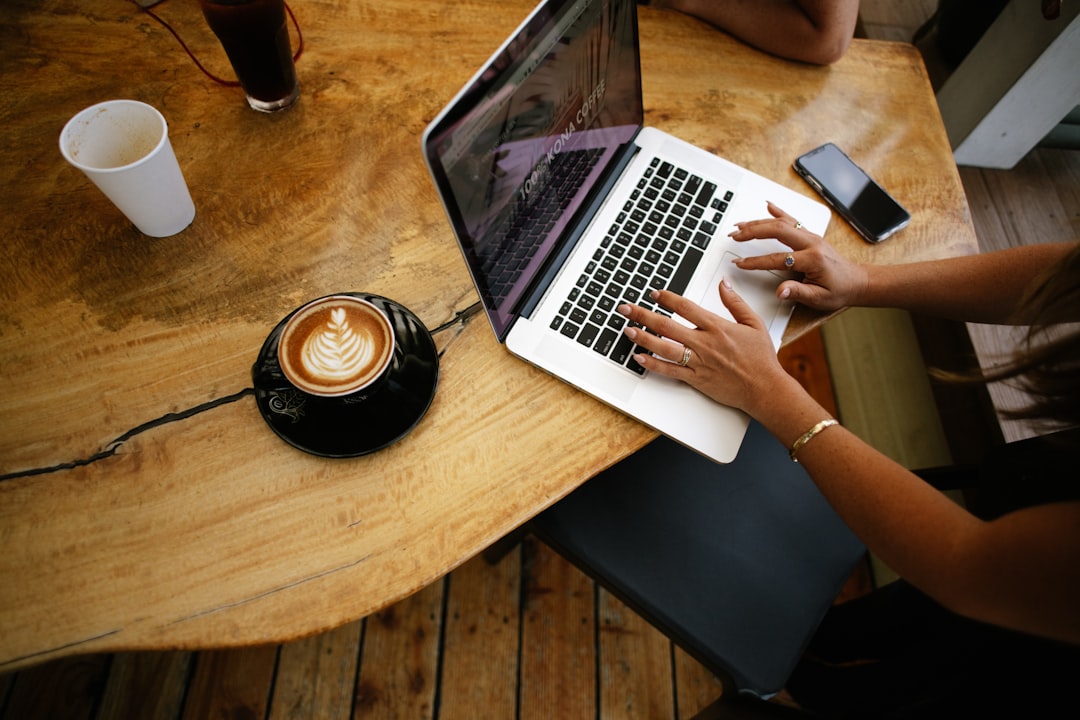 Comparison of quick answer features, rates, and platform options