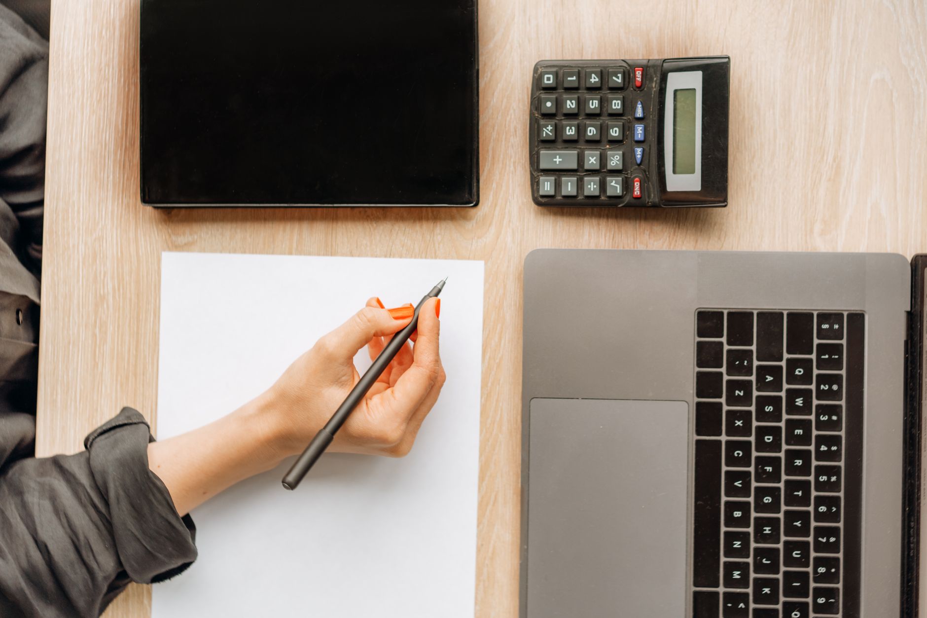 Freelance Rate Calculator Guide 2026: How Much to Charge Hourly vs Project – featured image