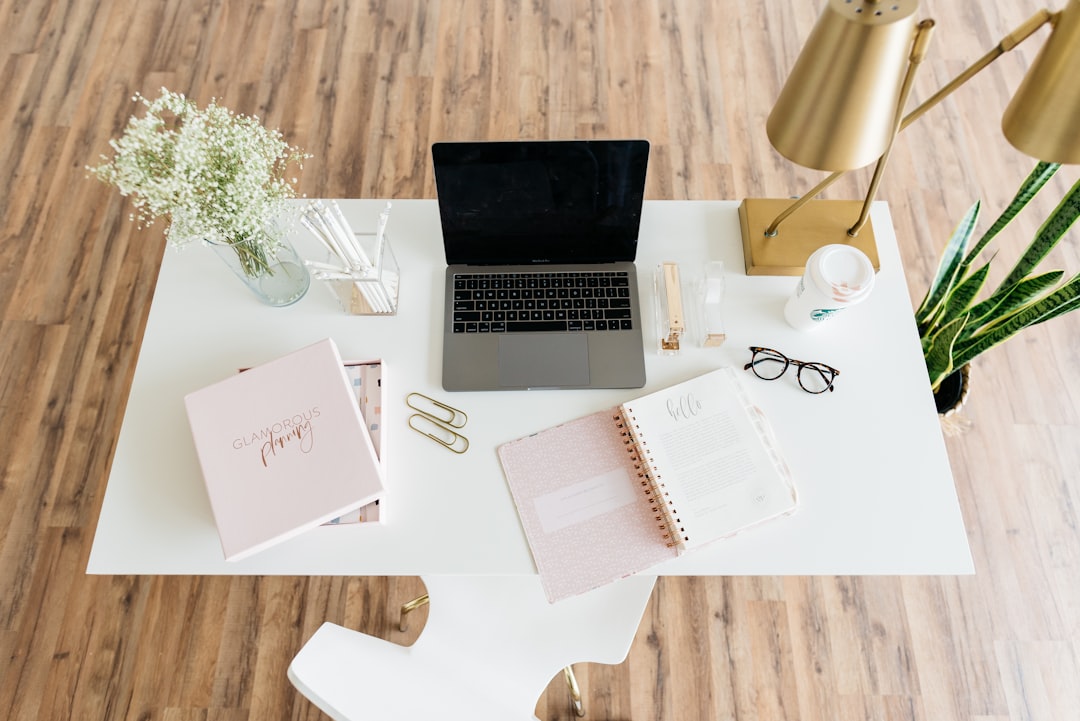 How to Become a Freelance Virtual Assistant in 2026 (Step-by-Step) – featured image