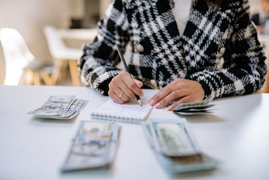 How to Make Money With Faceless Instagram Theme Pages in 2026 (Step-by-Step) โ featured image