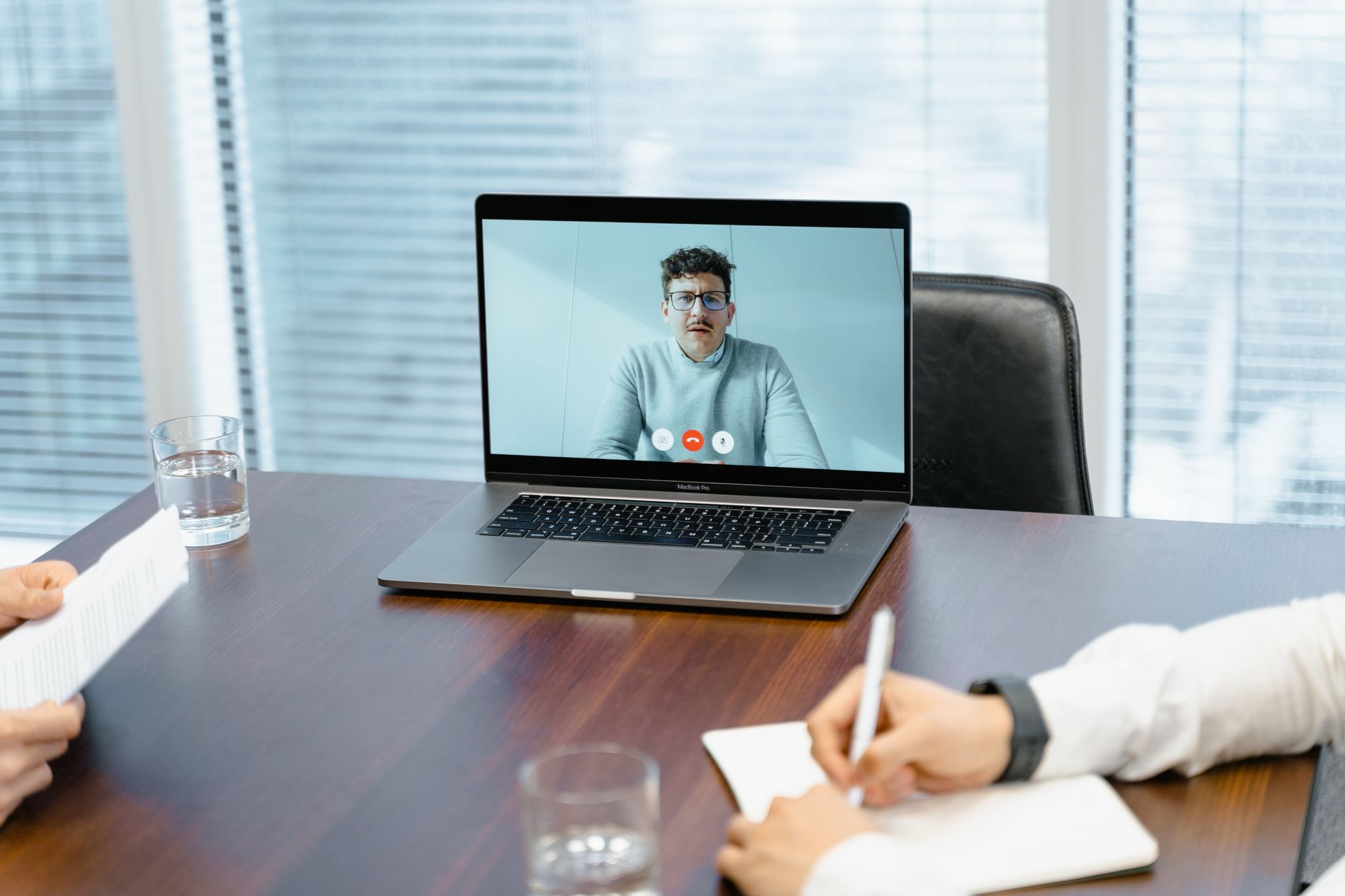 How to Manage a Remote Team in 2026 (The Leadership Guide) – featured image