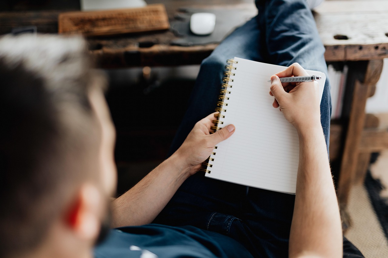 How to Write a Freelance Contract in 2026 (Free Template & Essential Clauses) β featured image